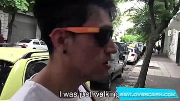 再生 Gaylovescash.com - このスタッドはサングラスをかけている可能性がありますが、私が彼をクルーズしたとき、彼は好奇心旺盛な目を隠すことができませんでした.