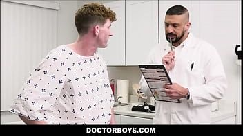Putar Perawan lurus anak laki-laki seks bertiga dengan dua dokter gay - max lorde jesse zeppelin marco napoli