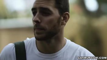 Jouer Admettre que le demi-frère est gay et que vous n'avez pas d'autre choix que d'accepter