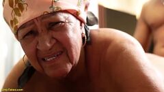 Jouer La grand-mère de 72 ans Dona Kika détruite en anal extrêmement rugueux