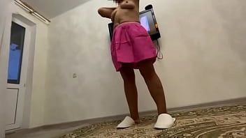 تشغيل الجبهة الناضجة في تنورة سررت ابنها مع اللسان الجيد والجنس الشرجي