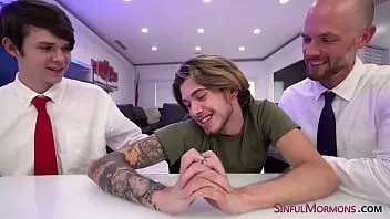 Jouer Sinfulmormons.com - lorsque Ryan partage son fantasme avec les anciens dakota et Jake, ils lui assurent qu'ils peuvent l'aider à le réaliser, mais seulement s'il promet de rejoindre l'église cette fois.
