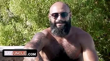 play Hombre musculoso guapo es golpeado duro por su amigo durante la tradición del maratón de sexo de los sábados