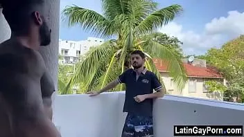 Jouer Un garçon latin monte dans la chambre des voisins pour du sexe gay