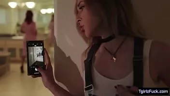play مفلس ts foxxy يلعق يساعد كس الرطب