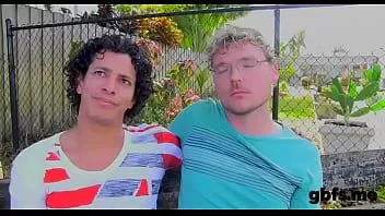 Jouer Un garçon homosexuel lèche le cul de son amant