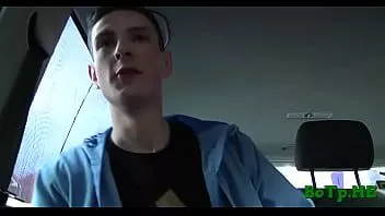 play Homosexuel aime poignarder le cul dans une voiture