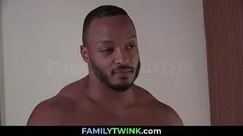 Riproduci Zio nero che paga con il cazzo suo nipote (dylan hayes) - familytwink.com
