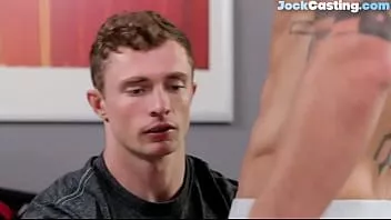 play Eingefärbter Casting-Hengst wird nach Blowjob und Sex ins Gesicht gespritzt
