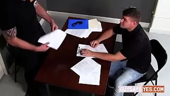 Afspelen Guysaysyes.com - Nadat Dante Blaise betrapt is op het stelen van schoenen, brengt agent Cliff Jensen hem naar zijn kantoor voor ondervraging.