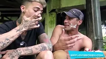 Afspelen Gaylovescash.com - als je een heleboel hete jongens bij elkaar krijgt, kan het rommelig worden. dus ik geef mijn vriend niet echt de schuld dat hij dartel met zijn ex is geworden