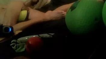 play Gode ​​épais salope prend profondément dans le cul. vue de voyeur. pieds!