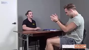 play Guysaysyes.com - يجلب ضابط الأمن جاك هنتر الشاب بيرب ترينت ماركس إلى الغرفة الخلفية لاستجوابه بعد اتهامه بالقيام ببعض الأشياء الغريبة في الحمام.