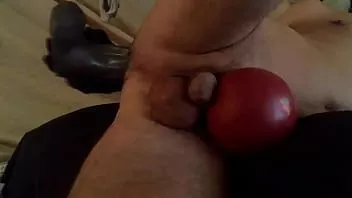 Oynat Dildo, geçen haftaki esneme eğitiminden sonra sürtüğün deliğine daha da iyi uyuyor