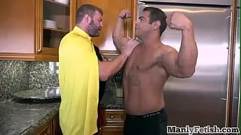 play Super-erou muscular cu cerneală aplecându-se peste prietenul pentru sex bareback