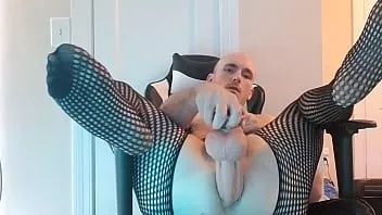 Abspielen Throbbingmaxx im Netz rammt seinen Arsch mit Monsterdildos