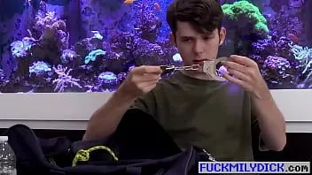 Jouer Fuckmilydick.com - armando revient et surprend dakota en train de fouiller dans ses affaires et après avoir découvert qu'il est curieux au sujet des menottes, il décide de montrer à son petit beau-cousin à quel point il peut s'amuser avec elles !