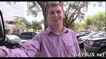 play Transaction vigoureuse avec un jeune gay
