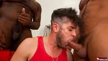 play Les partenaires de gym musclés adorent mettre leur poing dans l'as. les papas costauds dominic pacifico et micah martinez sont déçus de découvrir que l'étalon as a sauté une autre séance d'entraînement.