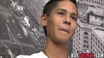 play Twink Felix Russo wichst sich, während er sich einen Dildo in den Arsch schiebt
