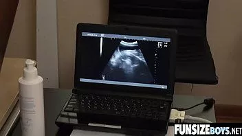 Redare Asistent medical tată și băiat twink trio în biroul cu ultrasunete funsizeboys.net