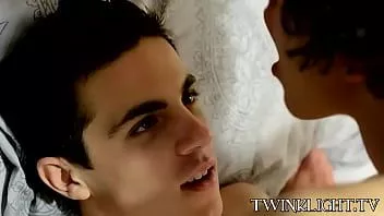 Afspelen Twinks Josh Bensan en schattige vampier Conner Bradley Breed