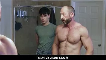 Putar Familydaddy - keluarga anak tiri yang lucu kacau oleh ayah tiri cowok setelah membantunya mencukur tubuhnya - rob quin, madison berotot