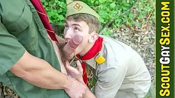 play Il giovane scout Colton Andrews si inginocchiò per succhiare Greg. stanno facendo una passeggiata quando Greg trascina Colton tra gli alberi e le sue mani iniziano ad andare su e giù sul corpo di Colton e riesce a sentire il suo cazzo