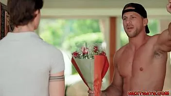 play Starurile porno Roman Todd și Devin Franco se întâlnesc cu norocosul câștigător Ben Masters