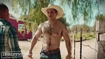 Putar Andrew Miller merayu pria gay yang ragu-ragu di kamp konversi - film yang mengganggu