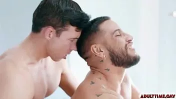 play Brock Banks are picioarele reci în ziua nunții și face sex plin de aburi cu cel mai bun om hetero, Reese rideout în baie aproape că este prins..