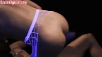 play Trans sporca e tettona penetrata nel culo da un cazzo maschio