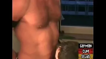 Jouer Un beau mec allemand pénétré dans le trou anal par un amant à cru