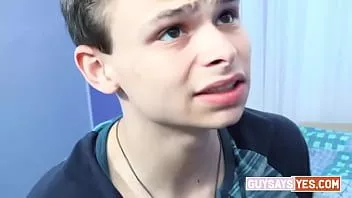 Jouer Guysaysyes.com - en fait, il porte une paire de ses sous-vêtements à ce moment-là ! et une fois qu'il se déshabille, la bite géante du garçon plus âgé devient dure