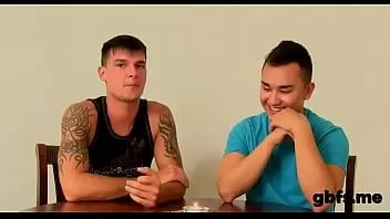 播放 惊人的同性恋者他妈的彼此