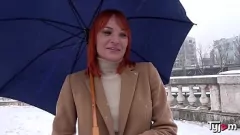 play La MILF rousse Kessie Shy adore se faire défoncer dans les deux trous