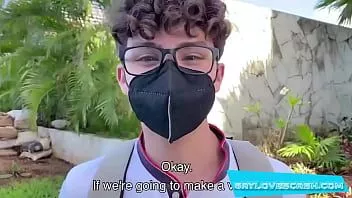 Jouer Gaylovescash.com - une fois qu'il a suivi le caméraman jusqu'à chez lui et qu'il a rencontré le beau mec igor, il a des instincts pervers et demande bientôt de plus en plus de « leche » !