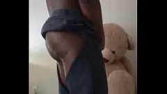 play Jogger secara tidak sengaja merobek celana, mengubahnya menjadi pakaian dalam yang robek dan cums dengan mainan