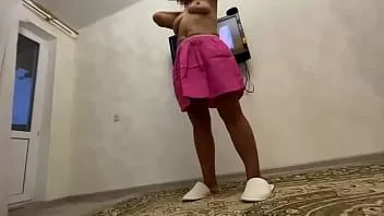 تشغيل الجبهة الناضجة في تنورة سررت ابنها مع اللسان الجيد والجنس الشرجي
