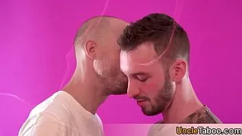 Riproduci Sessione sensuale senza sella in una stanza rosa con borchie calde