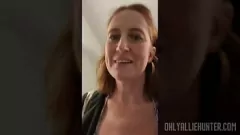 Jouer MILF rousse se fait plaisir avec un gode dans une salle de douche sale