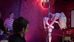 Oynat Noel Kutlaması: Çorap kaplı MILFS ile Anal Grup Seks
